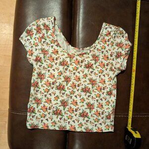 Pretty FOREVER 21 Floral Print and Short Sleeve Crop Top Size S